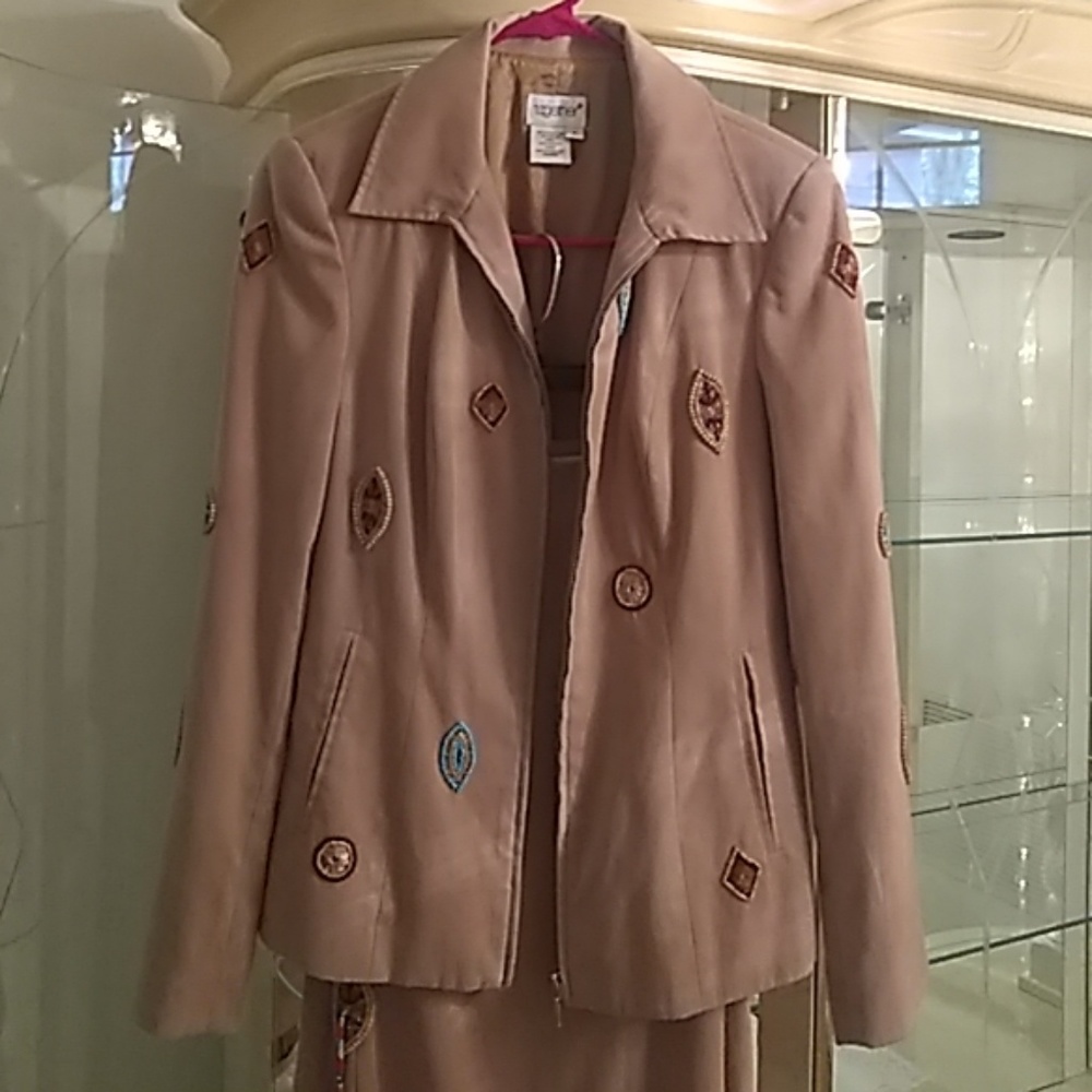 Gorgeous jacket and skirt suite!